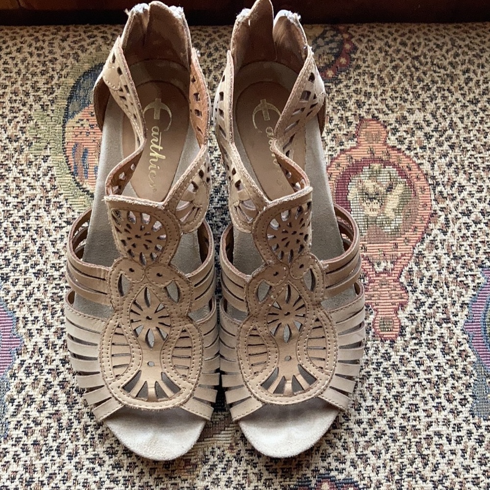 Super cute Earthie wedge sandal